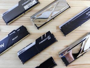 Several computer ram modules arranged on a wooden surface.